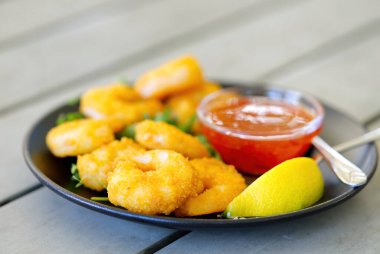 Barda baharatlı ve limonlu ızgara kaplan karidesi.