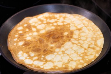 Kızartma tavasında krep. Ev yapımı krep hazırlıyorum.