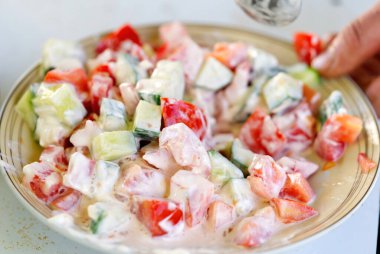 Doğa üzerine yapılmış sebzeli sağlıklı salata.