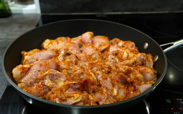 Raw chicken meat in frying pan. — Stock Photo, Image