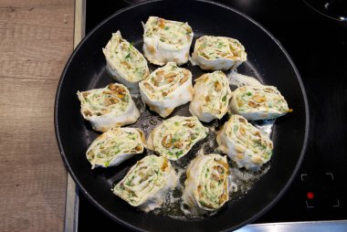 Kızartma tavasında atıştırmalık pide..