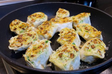 Kızartma tavasında atıştırmalık pide..