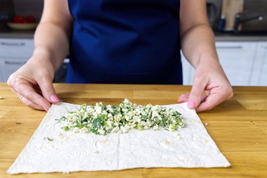 Pide ve soğanlı. Şef parti için yenilebilir atıştırmalıklar hazırlar..