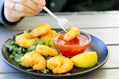 Barda baharatlı ve limonlu ızgara kaplan karidesi.