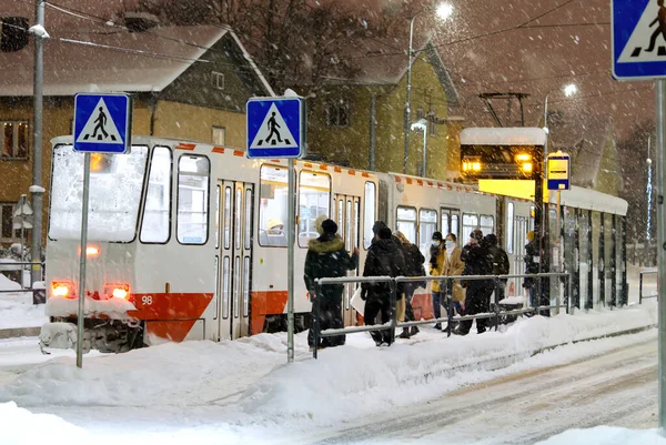 Estonya 'da kışın tramvay istasyonu.