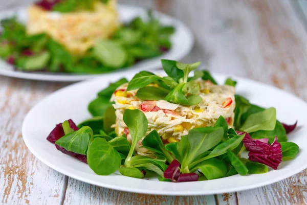 Appetitliche vegetarische Salate mit frischem Gemüse — Stockfoto