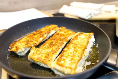 Lavaş aperatifi tavada kızartılmış. Arkadaşlarla parti için atıştırmalık..