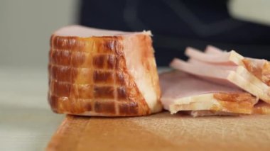 Geleneksel jambonu bıçakla dilimlemek. İnce et dilimleri.