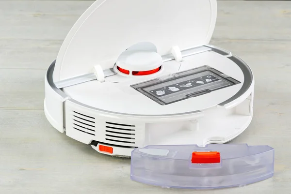 Robot elektrikli süpürge su tankı çıkarıldı ve filtre kapağı temizliğe açıldı. Akıllı temizlik ve çamaşır teknolojisi. gelişmiş robot.