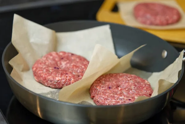 Hamburger için ızgara et. Kızartma tavasında ev yapımı pirzola