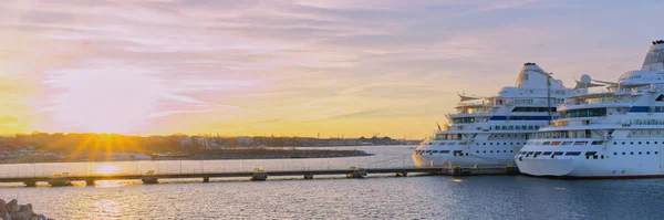 2 Kreuzfahrtschiffe warten im Hafen von Tallinn auf ein Rückfahrtdatum. Sonnenuntergang im Hafen. Liner zur wunderbaren Abendzeit. Vielfarbiger Himmel. — Stockfoto