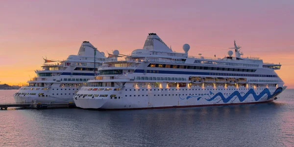 2 Navios de cruzeiros esperando no porto de Tallinn para uma vela de retorno data navios. Hora do pôr-do-sol no porto. forros em tempo maravilhoso noite. Céu multicolorido. — Fotografia de Stock