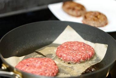 Hamburger için ızgara et. Kızartma tavasında ev yapımı pirzola