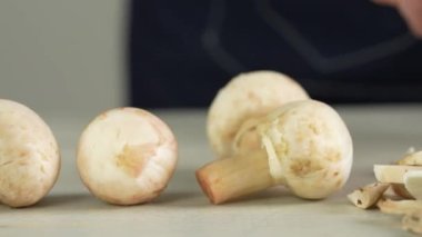 Şampiyonları kesen yakın plan kadın. Diyet Sağlıklı Yeme. Makro Atış Elleri Kesme Şampiyonu Bıçak Mantarı. Vejetaryen Sağlıklı Yemek.