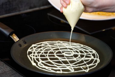 Evde ağ şeklinde krep pişirmek. Alışılmadık sokak yemekleri. Roti Jala Malezya yemeği.