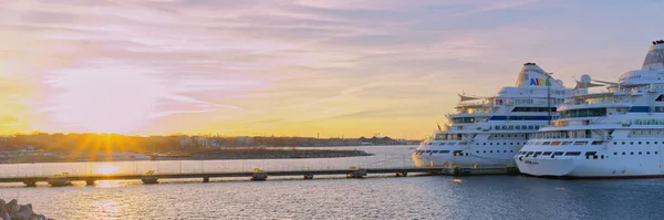 Tallinn, Estónia - Março 05, 2022: AIDA Navio de cruzeiro ao pôr-do-sol no porto. forro de luxo AIDA em tempo maravilhoso à noite. Céu multicolorido. — Fotografia de Stock