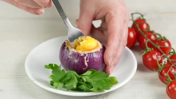 Femme essaie le plat original avec une fourchette. Oignons farcis aux légumes et viande hachée aux œufs. — Video