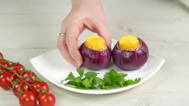 Kucharz rozprowadza nadziewane cebule z jajkami na talerzu.. — Wideo stockowe