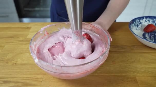 믹서로 딸기 따는 거. 디저트로 딸기 푸딩을 만드는 모습. — 비디오