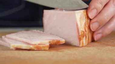 Geleneksel jambonu bıçakla dilimlemek. İnce et dilimleri.