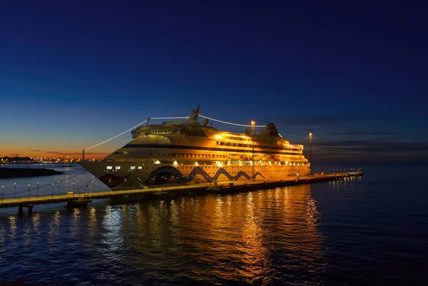 Tallinn, Estland -19. März 2022: AIDA Kreuzfahrtschiff in der Nacht im Terminal. AIDA Luxusliner im hellen Licht der Nacht. — Stockfoto