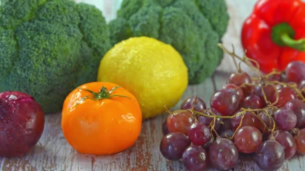 Foto grupal de frutas y verduras. Una gota de agua cae sobre un tomate. video de cámara lenta 4k — Vídeos de Stock