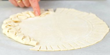 Pizza yapma süreci. Pizza hamuru tabanı manzaralı. Örülmüş turta kabuğuyla ev yapımı pizza..