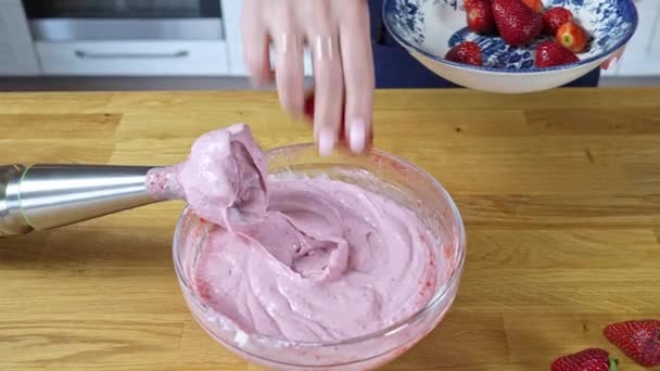 把草莓放在一个碗里打布丁 — 图库视频影像