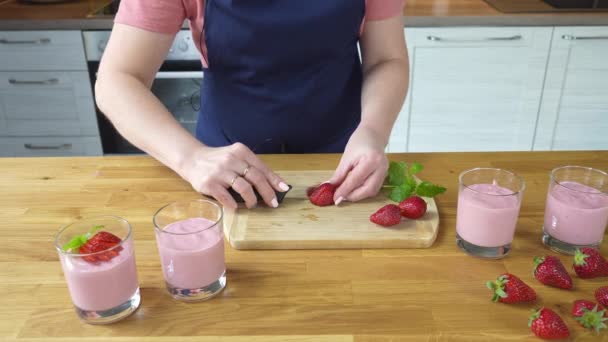 Erdbeeren schneiden, um das Dessert zu schmücken. Gesunde hausgemachte Erdbeerpudding zu Hause zubereiten — Stockvideo
