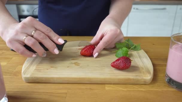 Coupe les fraises pour décorer le dessert. Faire du pudding aux fraises maison sain à la maison — Video