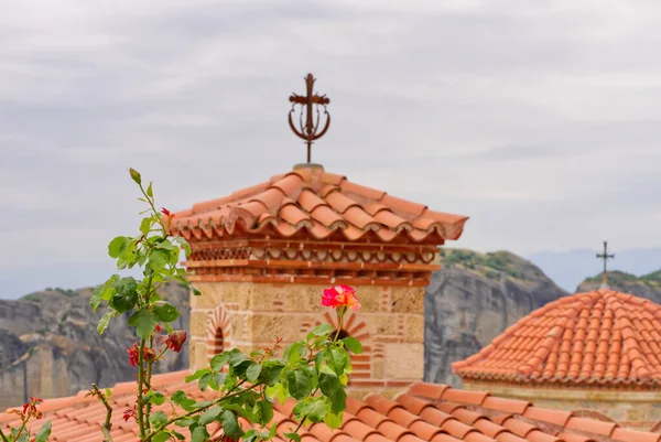Meteora manastırı avlusu, Yunanistan. Dağlar, çiçekler ve güzel manzaralar.