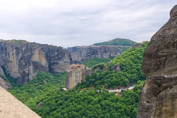 Dağlardaki taş manastırı. Kalabaka, Yunanistan Meteora dağ vadisinde yaz bulutlu bir gün.