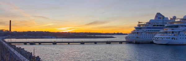 Tallinn, Estónia - Março 05, 2022: AIDA Navio de cruzeiro ao pôr-do-sol no porto. forro de luxo AIDA em tempo maravilhoso à noite. Céu multicolorido. — Fotografia de Stock