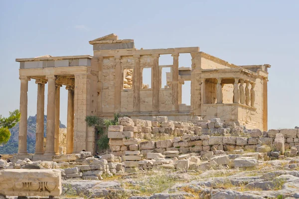Atina 'daki Akropolis' teki Erekteon Verandası 'nın figürleri. Güneşli bir gün..