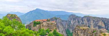 Dağlardaki taş manastırı. Kalabaka, Yunanistan Meteora dağ vadisinde yaz bulutlu bir gün.