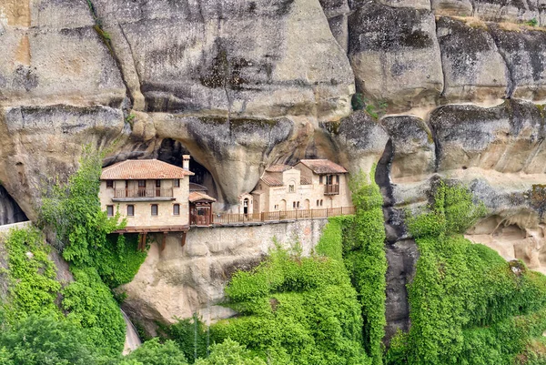 Dağlardaki taş manastırı. Kalabaka, Yunanistan Meteora dağ vadisinde yaz bulutlu bir gün.