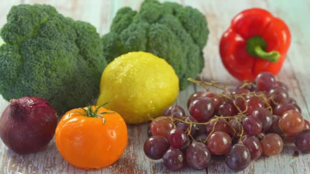 Груповий знімок фруктів та овочів. Крапля води падає на помідор. повільний рух 4k відео — стокове відео