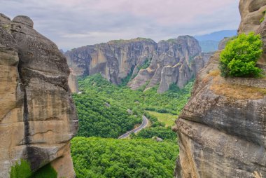 Dağlardaki taş manastırı. Kalabaka, Yunanistan Meteora dağ vadisinde yaz bulutlu bir gün.
