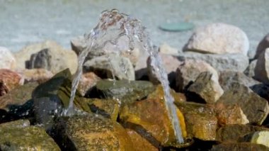 Su jeti yerin altından ağır çekimde savruluyor.