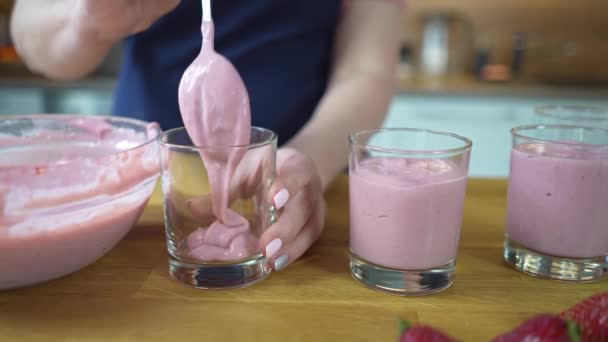 Átviszi eper puding szolgáló szemüveg. — Stock videók