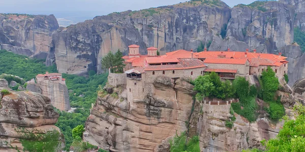 Dağlardaki taş manastırı. Kalabaka, Yunanistan Meteora dağ vadisinde yaz bulutlu bir gün.