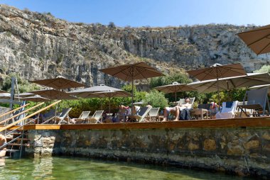 Vouliagmeni Gölü iyileştirici yetenekleriyle ünlüdür. Turistler dinlenir ve yüzer. Atina, Attica
