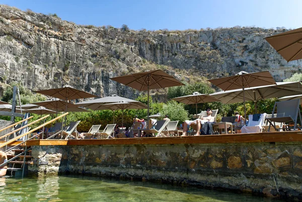 Озеро Вулиагмени славится целебными способностями. туристы отдыхают и плавают. Афины, Аттика — стоковое фото