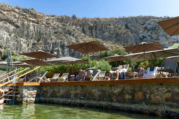 Lago Vouliagmeni famoso por habilidades de cura. turistas descansar e nadar. Atenas, Ática — Fotografia de Stock