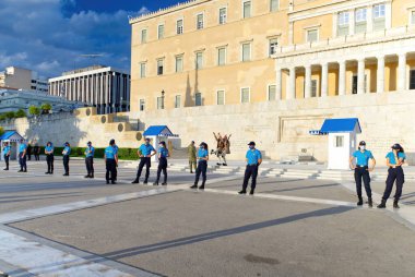 ATİNA, GREECE - 27 Mayıs 2021: Atina 'daki Sintagma Meydanı' ndaki Yunan Parlamentosu binası. Nöbet değişimi.