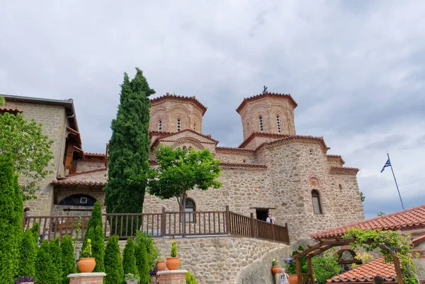 Meteora manastırı avlusu, Yunanistan. Dağlar, çiçekler ve güzel manzaralar.