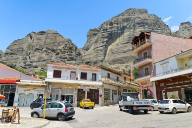 Kalabaka, Yunanistan - 29 Mayıs 2021 - Arka planda kaya oluşumları ile Kalabaka, Meteora kasabasında sokak çekimi
