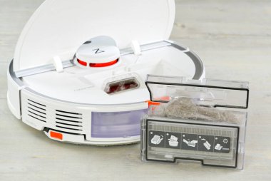 Tallinn, Estonya - 03 Mart 2022: Xiomi s7robot elektrikli süpürge su tankı kaldırıldı ve filtre kapağı temizliğe açıldı. Akıllı temizlik ve çamaşır..