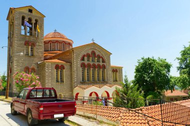Kalabaka kasabasındaki Rum Ortodoks kilisesi. Yunanistan 'ın Meteora Dağı Vadisi' nde yaz günü. Eski kırmızı kamyonet eski binanın yanında..