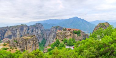 Dağlardaki taş manastırı. Kalabaka, Yunanistan Meteora dağ vadisinde yaz bulutlu bir gün. Kapat.